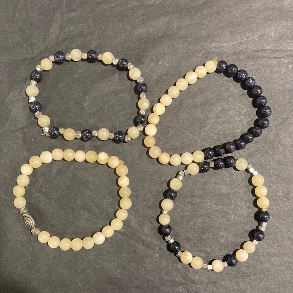 🤑🤑🤑🤑3 for 20$🤑🤑🤑🤑 Set of 4 stretchy bracelets
